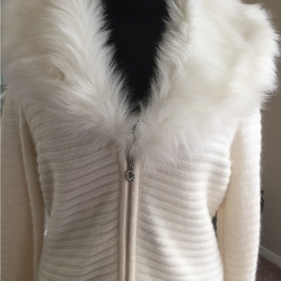 COPY - Sweater with Faux fur Collar - Picture 3 of 3